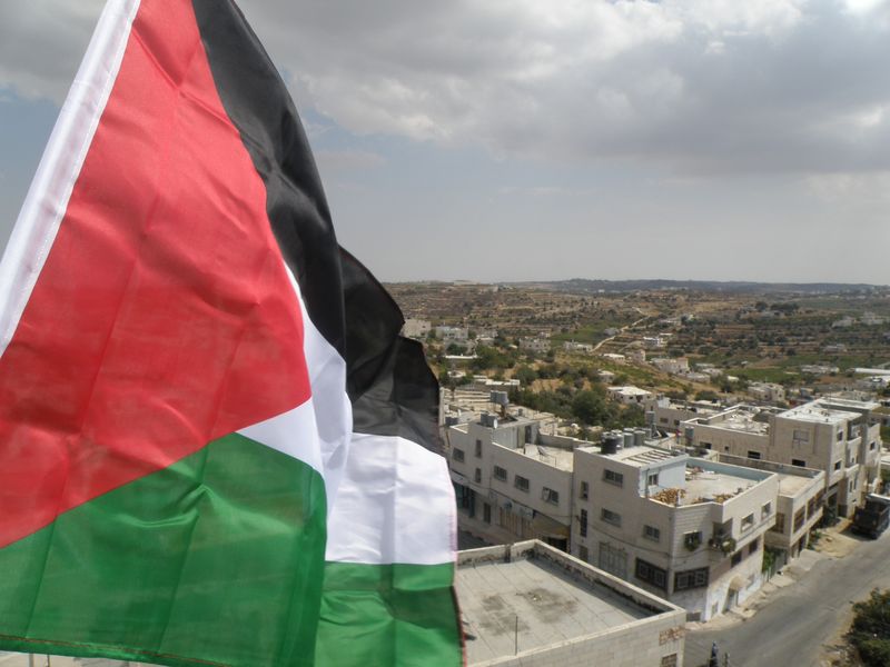 بلدية حلحول ترفع العلم الفلسطيني في أعلى نقطة في الوطن